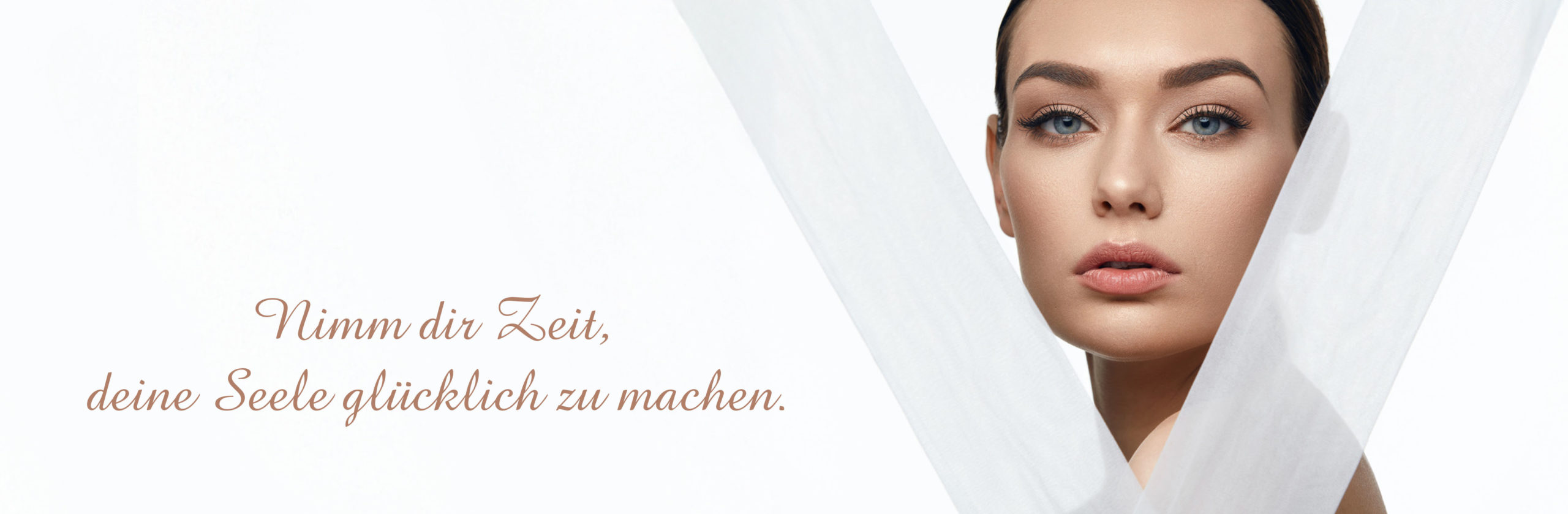 Gepflegte Frau, dazu der Spruch: Nimm dir die Zeit, deine Seele glücklich zu machen.